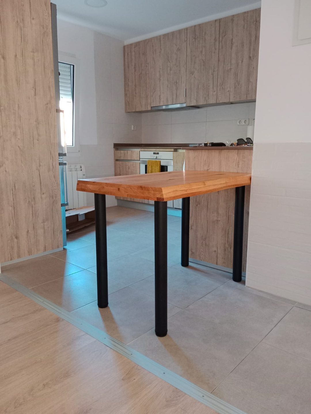 Cocina con mesa de madera maciza