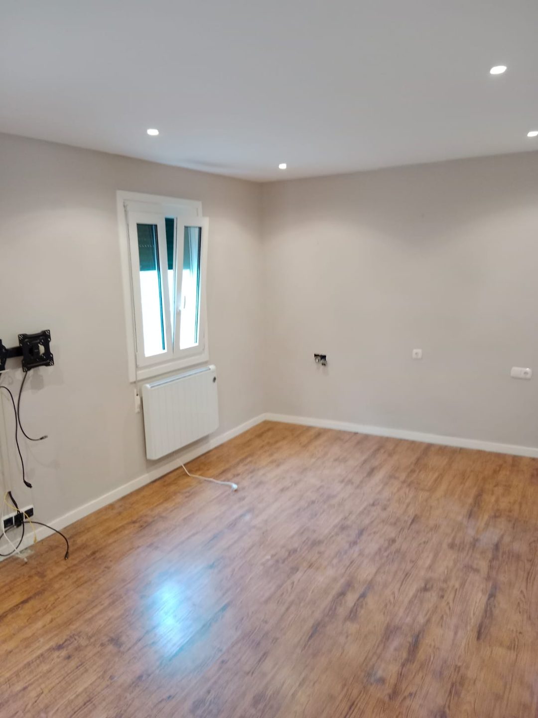 Habitación pintada en gris con suelo nuevo