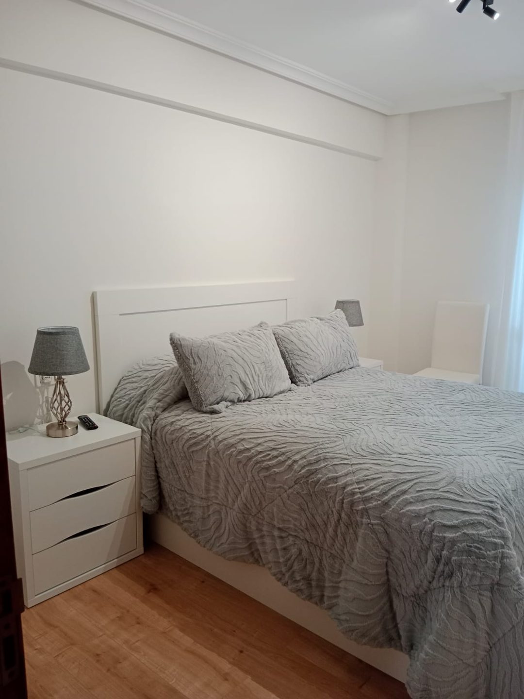 Dormitorio con cabecero y mesillas