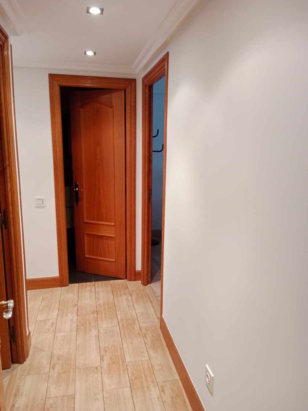 Pasillo con suelo nuevo y puertas barnizadas